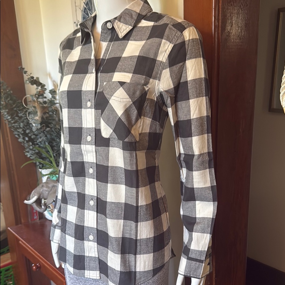 NWT Eddie Bauer size small cotton Black and White Plaid Button-Up Shirt